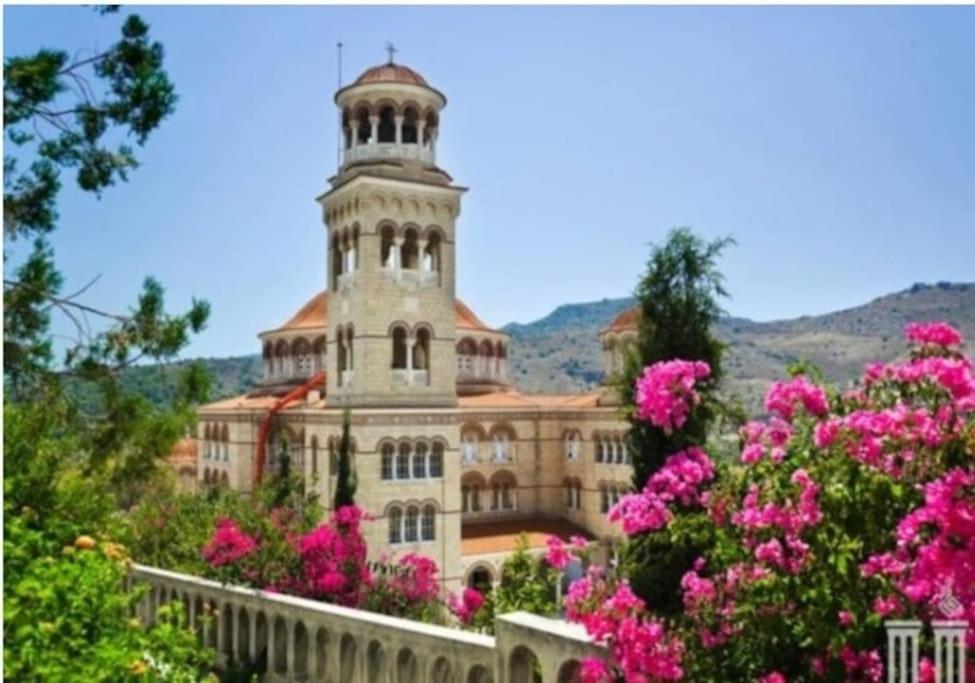 άνετο στο κέντρο της πόλης *